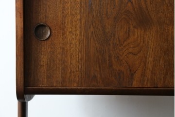 デンマークヴィンテージ　チーク材　スタイリッシュなデザインが目を惹くサイドボード　(R-077107)