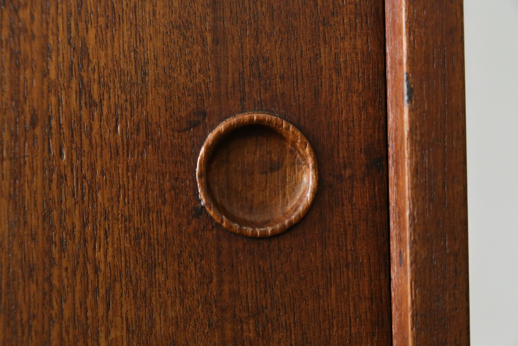 デンマークヴィンテージ　チーク材　スタイリッシュなデザインが目を惹くサイドボード　(R-077107)