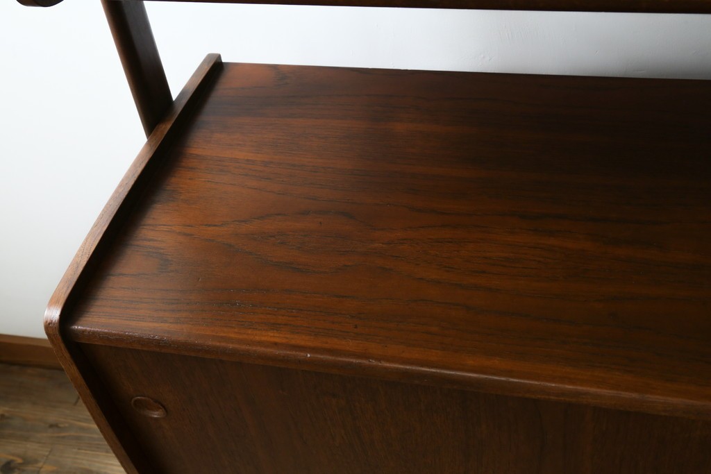 デンマークヴィンテージ　チーク材　スタイリッシュなデザインが目を惹くサイドボード　(R-077107)