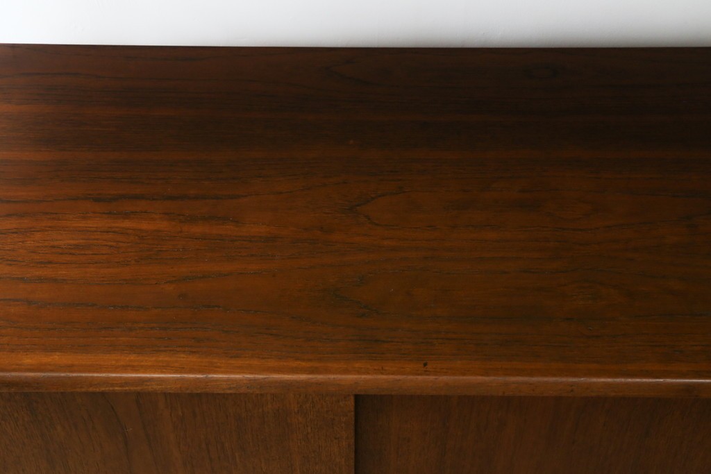 デンマークヴィンテージ　チーク材　スタイリッシュなデザインが目を惹くサイドボード　(R-077107)