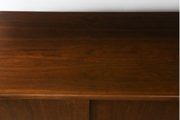 デンマークヴィンテージ　チーク材　スタイリッシュなデザインが目を惹くサイドボード　(R-077107)