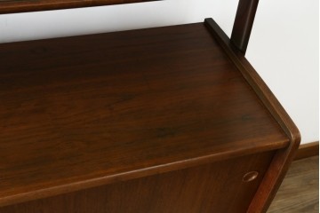 デンマークヴィンテージ　チーク材　スタイリッシュなデザインが目を惹くサイドボード　(R-077107)