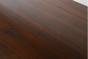 デンマークヴィンテージ　チーク材　スタイリッシュなデザインが目を惹くサイドボード　(R-077107)