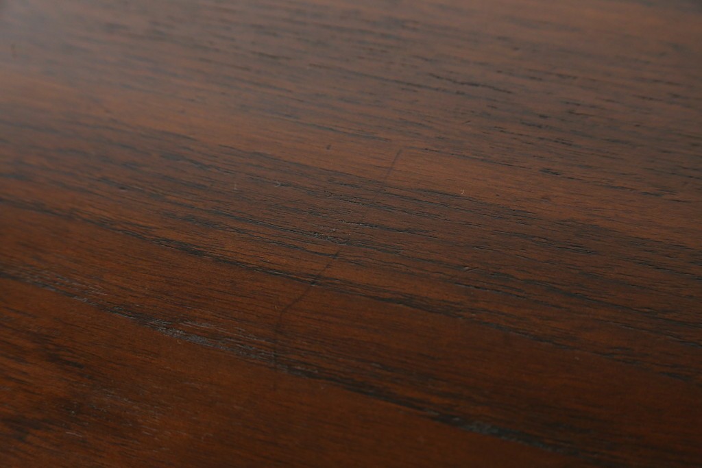 デンマークヴィンテージ　チーク材　スタイリッシュなデザインが目を惹くサイドボード　(R-077107)