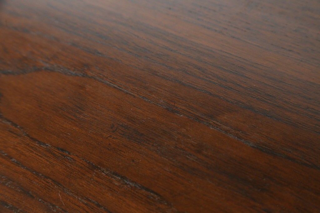 デンマークヴィンテージ　チーク材　スタイリッシュなデザインが目を惹くサイドボード　(R-077107)