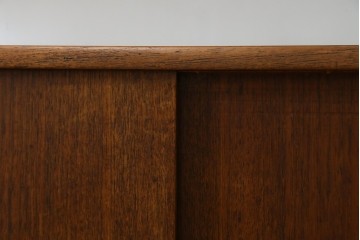 デンマークヴィンテージ　チーク材　スタイリッシュなデザインが目を惹くサイドボード　(R-077107)