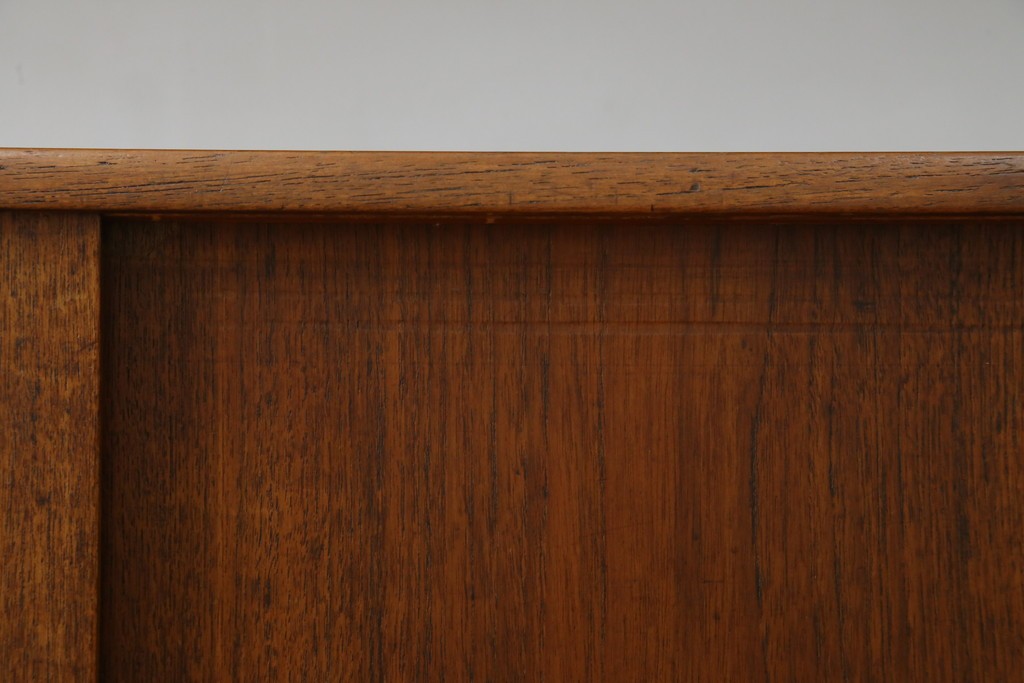 デンマークヴィンテージ　チーク材　スタイリッシュなデザインが目を惹くサイドボード　(R-077107)