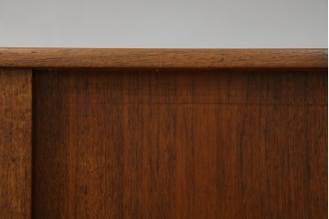 デンマークヴィンテージ　チーク材　スタイリッシュなデザインが目を惹くサイドボード　(R-077107)