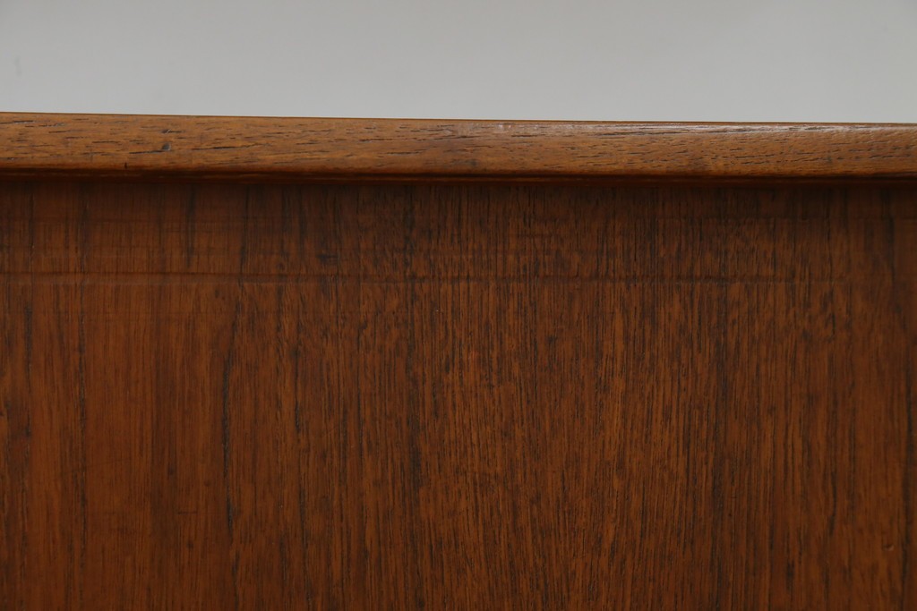 デンマークヴィンテージ　チーク材　スタイリッシュなデザインが目を惹くサイドボード　(R-077107)