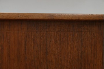 デンマークヴィンテージ　チーク材　スタイリッシュなデザインが目を惹くサイドボード　(R-077107)