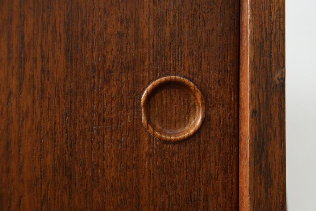 デンマークヴィンテージ　チーク材　スタイリッシュなデザインが目を惹くサイドボード　(R-077107)