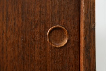 デンマークヴィンテージ　チーク材　スタイリッシュなデザインが目を惹くサイドボード　(R-077107)