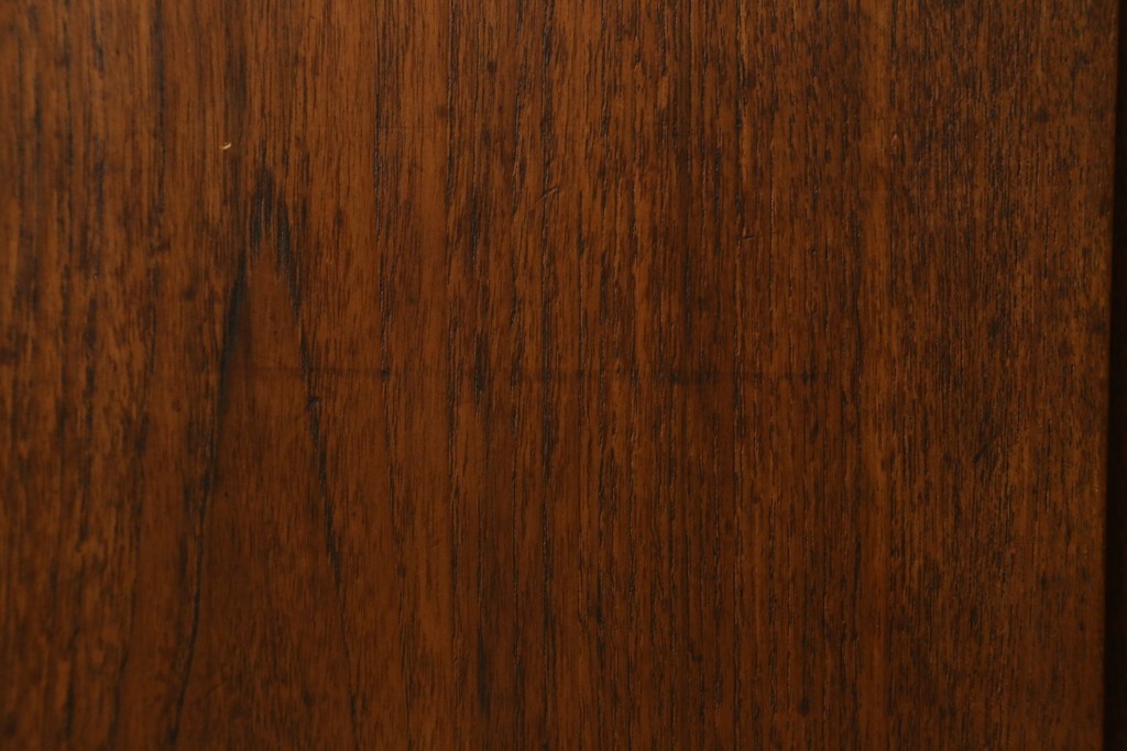 デンマークヴィンテージ　チーク材　スタイリッシュなデザインが目を惹くサイドボード　(R-077107)