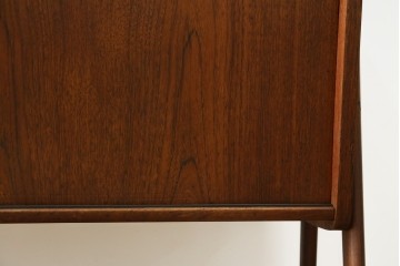 デンマークヴィンテージ　チーク材　スタイリッシュなデザインが目を惹くサイドボード　(R-077107)