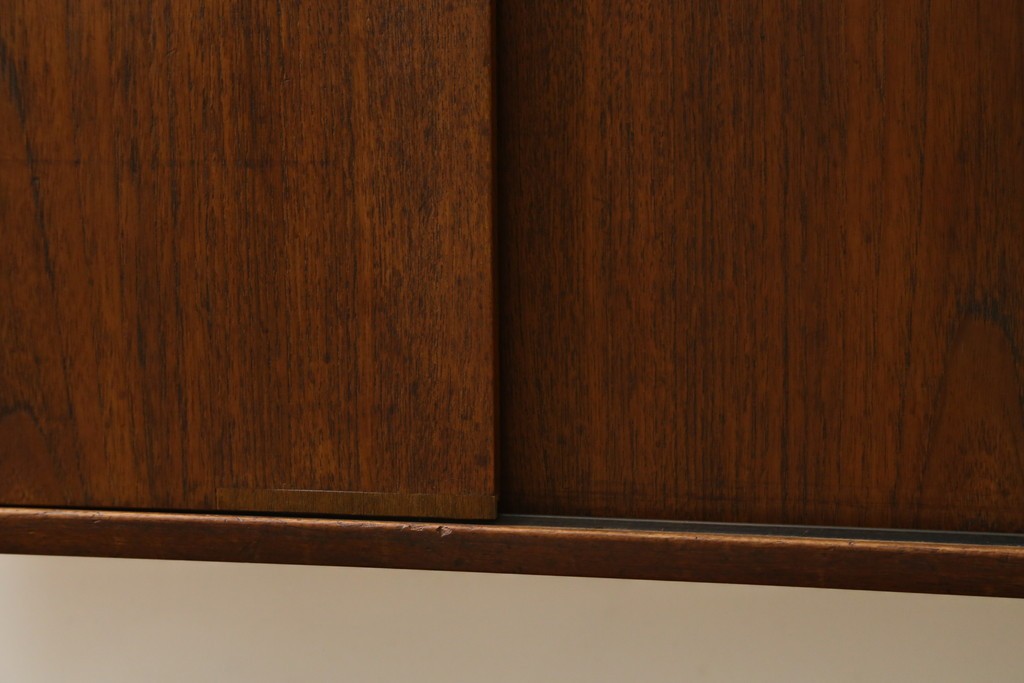 デンマークヴィンテージ　チーク材　スタイリッシュなデザインが目を惹くサイドボード　(R-077107)