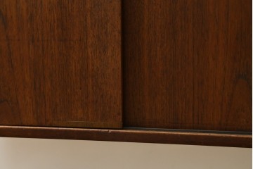 デンマークヴィンテージ　チーク材　スタイリッシュなデザインが目を惹くサイドボード　(R-077107)