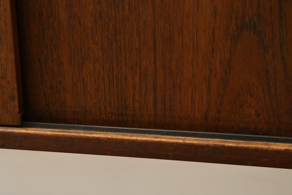 デンマークヴィンテージ　チーク材　スタイリッシュなデザインが目を惹くサイドボード　(R-077107)