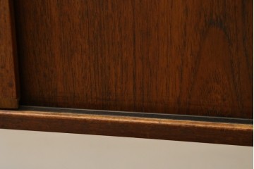 デンマークヴィンテージ　チーク材　スタイリッシュなデザインが目を惹くサイドボード　(R-077107)