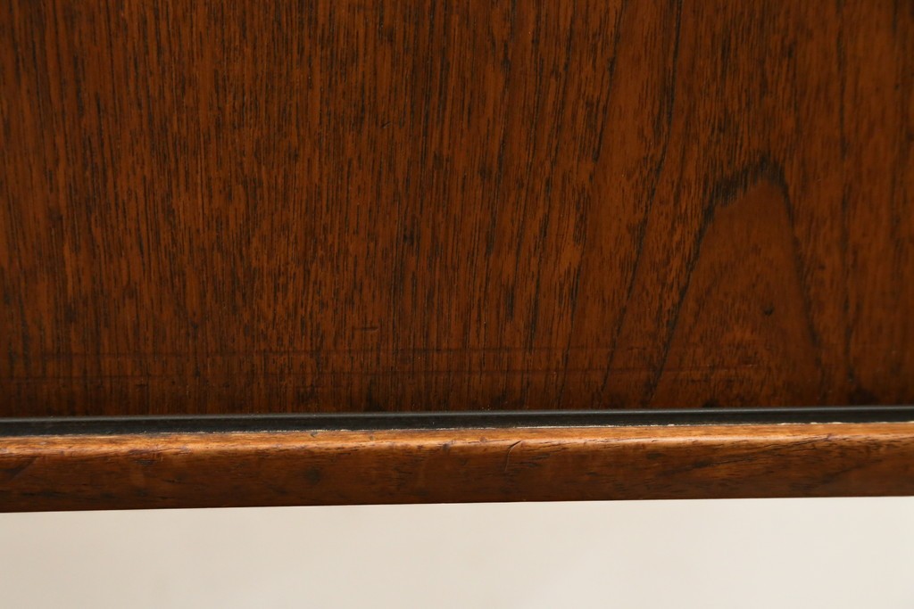 デンマークヴィンテージ　チーク材　スタイリッシュなデザインが目を惹くサイドボード　(R-077107)