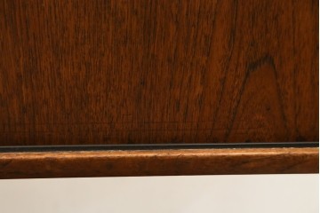 デンマークヴィンテージ　チーク材　スタイリッシュなデザインが目を惹くサイドボード　(R-077107)