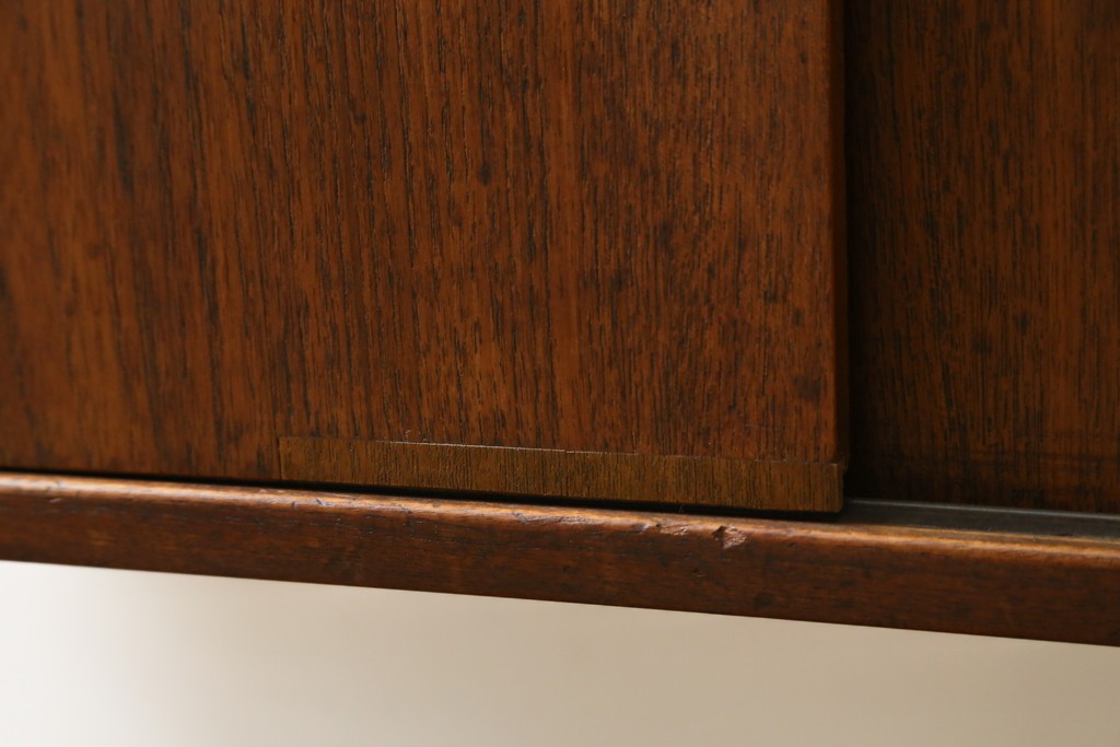 デンマークヴィンテージ　チーク材　スタイリッシュなデザインが目を惹くサイドボード　(R-077107)