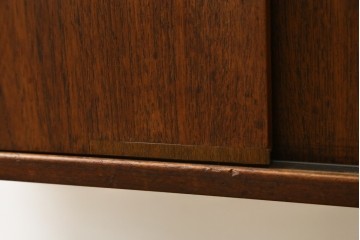 デンマークヴィンテージ　チーク材　スタイリッシュなデザインが目を惹くサイドボード　(R-077107)