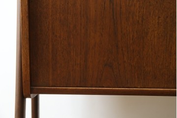 デンマークヴィンテージ　チーク材　スタイリッシュなデザインが目を惹くサイドボード　(R-077107)