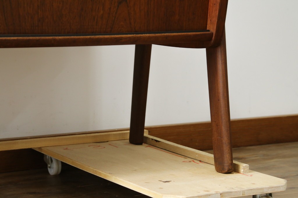 デンマークヴィンテージ　チーク材　スタイリッシュなデザインが目を惹くサイドボード　(R-077107)