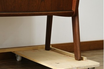 デンマークヴィンテージ　チーク材　スタイリッシュなデザインが目を惹くサイドボード　(R-077107)