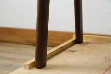 デンマークヴィンテージ　チーク材　スタイリッシュなデザインが目を惹くサイドボード　(R-077107)