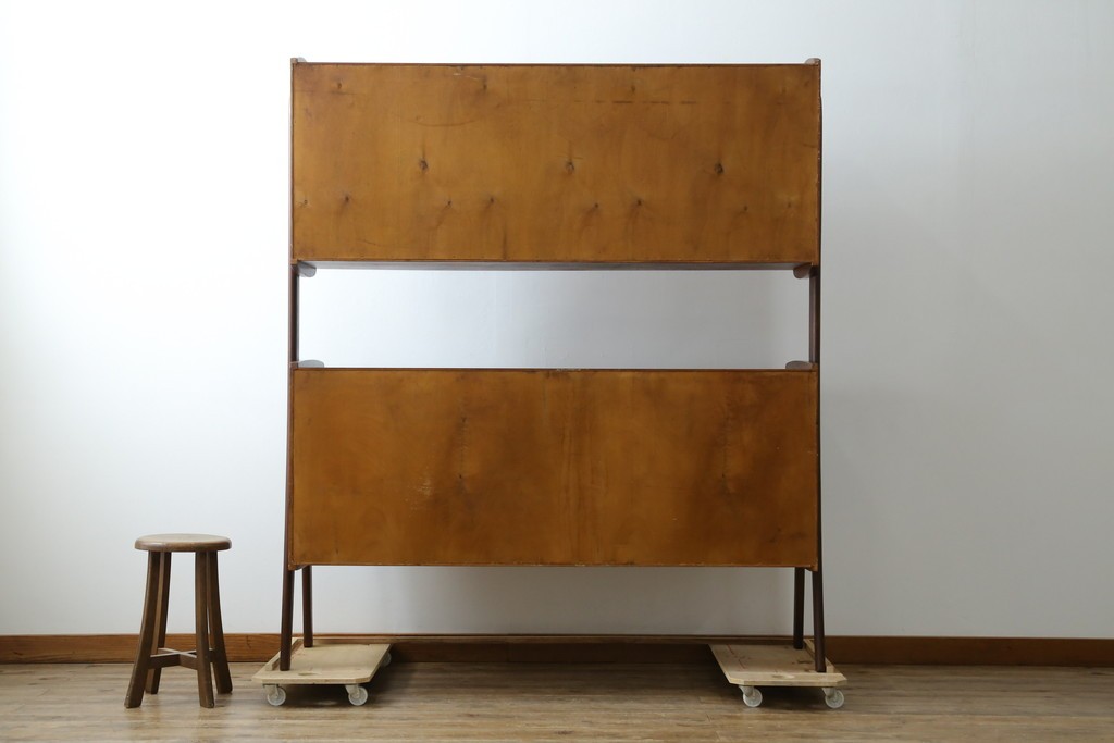 デンマークヴィンテージ　チーク材　スタイリッシュなデザインが目を惹くサイドボード　(R-077107)