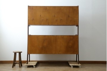 デンマークヴィンテージ　チーク材　スタイリッシュなデザインが目を惹くサイドボード　(R-077107)