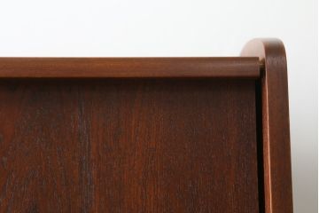 デンマークビンテージ　チーク材　スタイリッシュなデザインが目を惹くサイドボード(キャビネット、収納棚、戸棚、カップボード、北欧、ヴィンテージ)(R-077107)