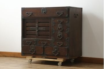 和製アンティーク　総欅(ケヤキ)材　小振りで上質な新潟帳場箪笥(時代箪笥、和タンス、収納箪笥、整理箪笥、引き出し)(R-077109)