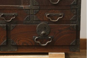 和製アンティーク　総欅(ケヤキ)材　小振りで上質な新潟帳場箪笥(時代箪笥、和タンス、収納箪笥、整理箪笥、引き出し)(R-077109)