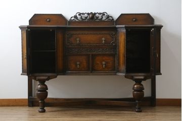 イギリスアンティーク　オーク材　落ち着いた色味と凝ったデザインが目を惹くサイドボード(収納棚、戸棚、サイドキャビネット)(R-077110)