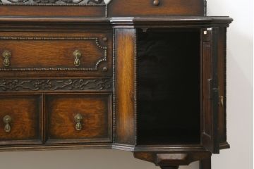イギリスアンティーク　オーク材　落ち着いた色味と凝ったデザインが目を惹くサイドボード(収納棚、戸棚、サイドキャビネット)(R-077110)