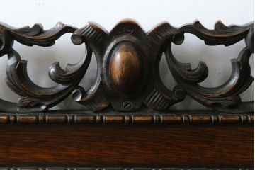 イギリスアンティーク　オーク材　落ち着いた色味と凝ったデザインが目を惹くサイドボード(収納棚、戸棚、サイドキャビネット)(R-077110)