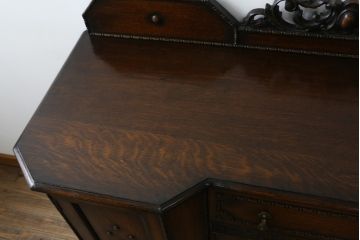 イギリスアンティーク　オーク材　落ち着いた色味と凝ったデザインが目を惹くサイドボード(収納棚、戸棚、サイドキャビネット)(R-077110)