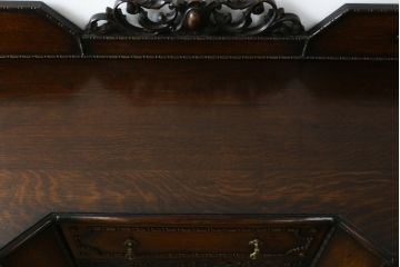 イギリスアンティーク　オーク材　落ち着いた色味と凝ったデザインが目を惹くサイドボード(収納棚、戸棚、サイドキャビネット)(R-077110)