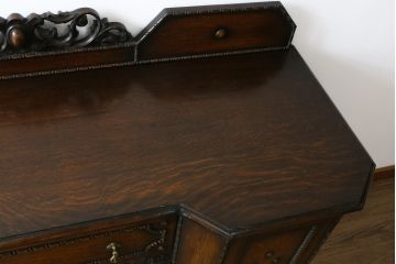 イギリスアンティーク　オーク材　落ち着いた色味と凝ったデザインが目を惹くサイドボード(収納棚、戸棚、サイドキャビネット)(R-077110)