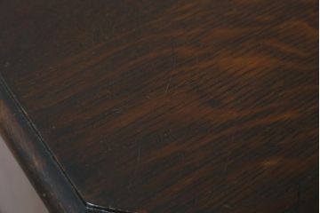 イギリスアンティーク　オーク材　落ち着いた色味と凝ったデザインが目を惹くサイドボード(収納棚、戸棚、サイドキャビネット)(R-077110)