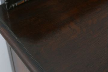 イギリスアンティーク　オーク材　落ち着いた色味と凝ったデザインが目を惹くサイドボード(収納棚、戸棚、サイドキャビネット)(R-077110)