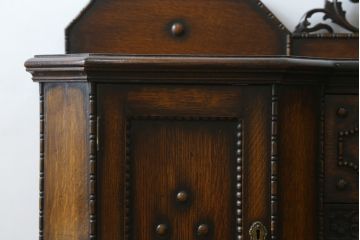 イギリスアンティーク　オーク材　落ち着いた色味と凝ったデザインが目を惹くサイドボード(収納棚、戸棚、サイドキャビネット)(R-077110)
