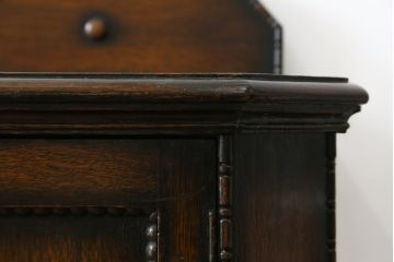 イギリスアンティーク　オーク材　落ち着いた色味と凝ったデザインが目を惹くサイドボード(収納棚、戸棚、サイドキャビネット)(R-077110)