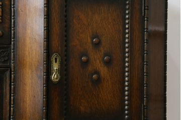 イギリスアンティーク　オーク材　落ち着いた色味と凝ったデザインが目を惹くサイドボード(収納棚、戸棚、サイドキャビネット)(R-077110)