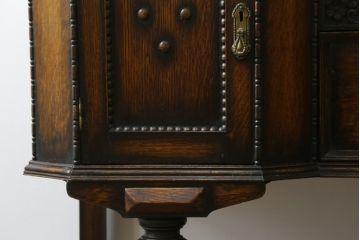 イギリスアンティーク　オーク材　落ち着いた色味と凝ったデザインが目を惹くサイドボード(収納棚、戸棚、サイドキャビネット)(R-077110)