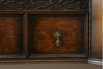 イギリスアンティーク　オーク材　落ち着いた色味と凝ったデザインが目を惹くサイドボード(収納棚、戸棚、サイドキャビネット)(R-077110)