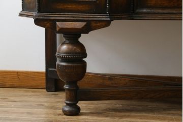 イギリスアンティーク　オーク材　落ち着いた色味と凝ったデザインが目を惹くサイドボード(収納棚、戸棚、サイドキャビネット)(R-077110)