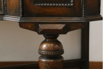 イギリスアンティーク　オーク材　落ち着いた色味と凝ったデザインが目を惹くサイドボード(収納棚、戸棚、サイドキャビネット)(R-077110)
